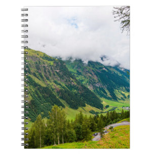 Cuaderno Montañas verdes cubiertas de bosques y prados verd