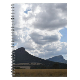 Cuaderno Montes de esturión y abrupto bajo nubes dramáticas