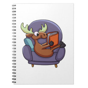 Cuaderno Moose leyendo un libro en un sofá  elegir color d