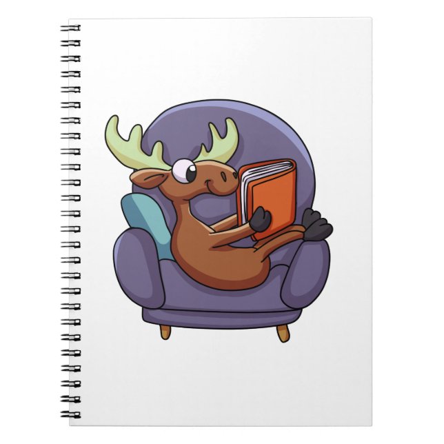 Cuaderno Moose leyendo un libro en un sofá | elegir el colo (Frente)