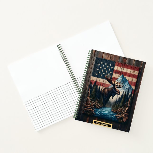 Cuaderno Moose se erige con orgullo en un ambiente rústico (Interior)
