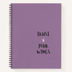 Cuaderno morado con cita motivacional positiva