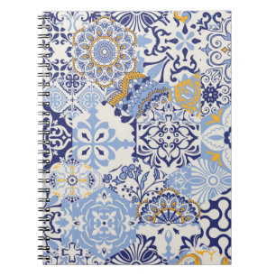 Cuaderno mosaicos de azulejos azules. Parche colorido y sin