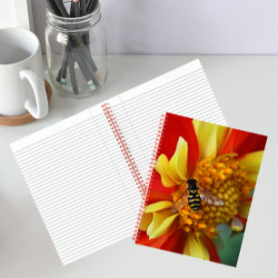 Cuaderno Mosca Volante sobre Dahlia Naranja y Amarilla