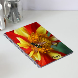 Cuaderno Mosca Volante sobre Dahlia Naranja y Amarilla