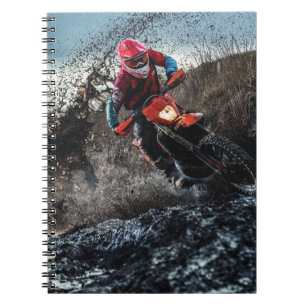 Cuaderno Motociclista sucio tirando almohada