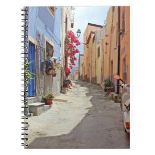 CUADERNO MOTOR BLANCO SCOOTER CERCA DEL EDIFICIO
