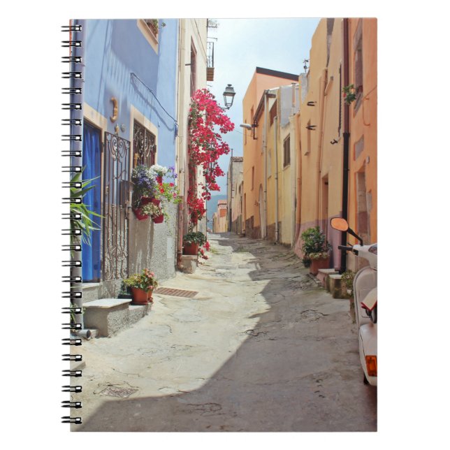 CUADERNO MOTOR BLANCO SCOOTER CERCA DEL EDIFICIO (Frente)