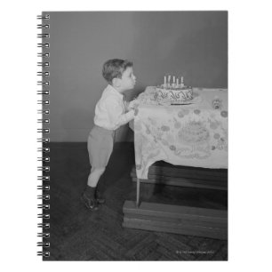 Cuaderno Muchacho que sopla hacia fuera velas