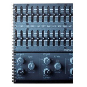 Cuaderno Muchos botones en un mezclador de sonido en un est