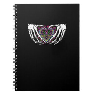 Cuaderno Muertos del corazón en manos de Skeleton Día de Mu