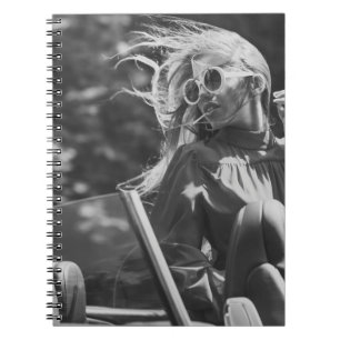 Cuaderno Mujer bonito en auto convertible
