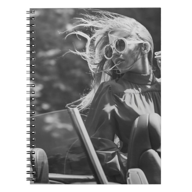 Cuaderno Mujer bonito en auto convertible (Frente)