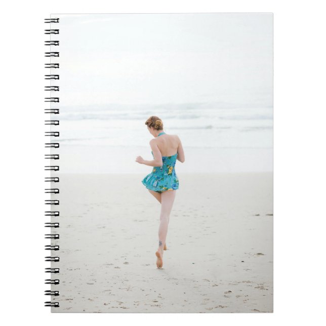 Cuaderno Mujer caminando cerca de la playa (Frente)