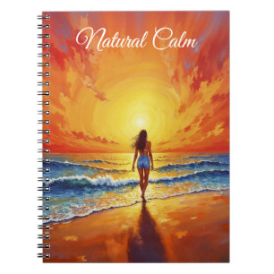 Cuaderno Mujer caminando por la playa del océano al atardec