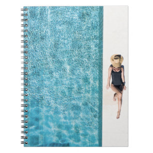Cuaderno Mujer con base en bikini negro y gorra solar blanc