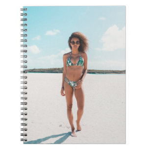 Cuaderno Mujer con bikini de pie sobre la arena