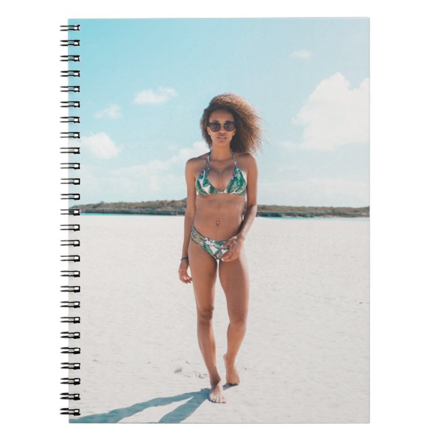 Cuaderno Mujer con bikini de pie sobre la arena (Frente)