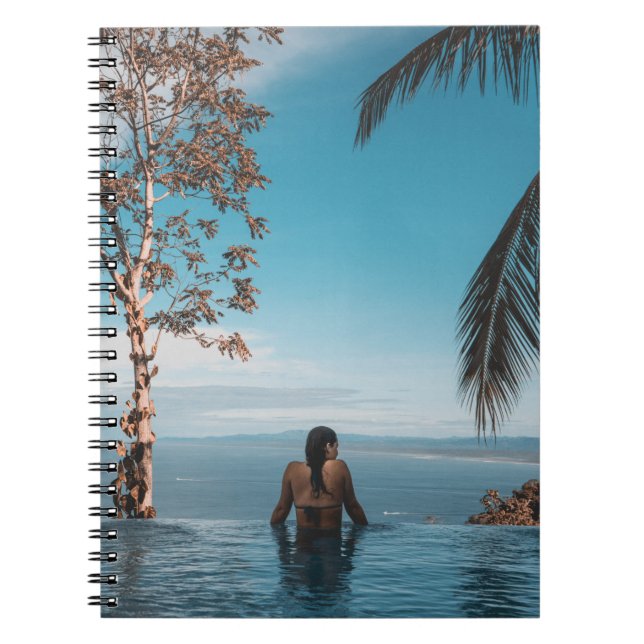 Cuaderno Mujer con bikini negro nadando en el cuerpo de (Frente)