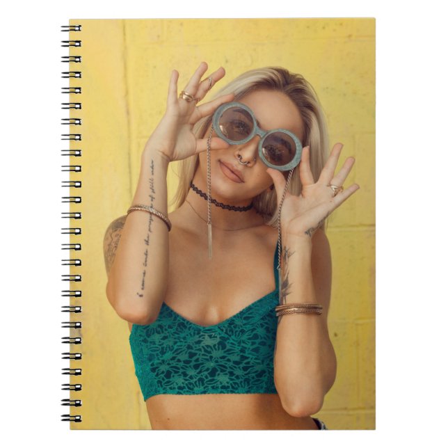 Cuaderno Mujer con morena azul sosteniendo gafas de sol pon (Frente)