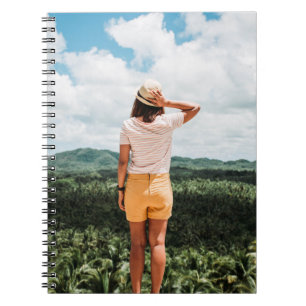 Cuaderno Mujer con pantalones cortos amarillos