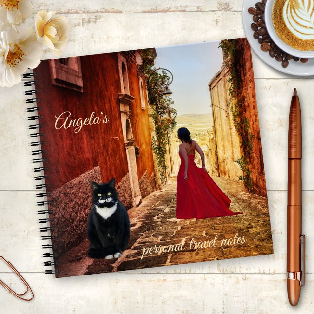 Cuaderno Mujer de arte italiano en un bloc de notas de colo (Notebook featuring a painting of a lady in red with a cute big tuxedo cat in an Italian village)