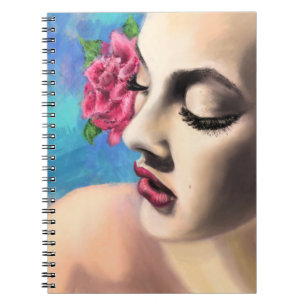 Cuaderno Mujer de belleza con bloc de notas de rosa rojo