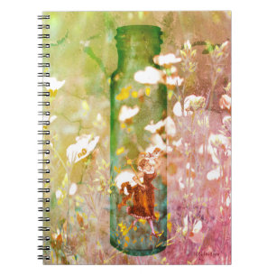 Cuaderno Mujer de Damselfly en una botella en un campo de g