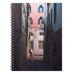 CUADERNO MUJER EN CAMISA BLANCA Y PANTALLAS NEGRAS CAMINAND