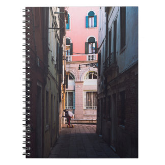 CUADERNO MUJER EN CAMISA BLANCA Y PANTALLAS NEGRAS CAMINAND