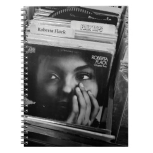 CUADERNO MUJER EN CAMISETA NEGRA FRENTE A LOS LIBROS