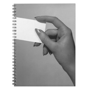 Cuaderno Mujer que sostiene la tarjeta