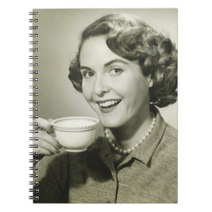 Cuaderno Mujer que sostiene las tazas
