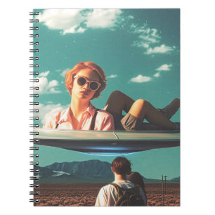 Cuaderno Mujer relajándose en un OVNI en el desierto