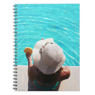 Cuaderno Mujer sentada al lado de la piscina