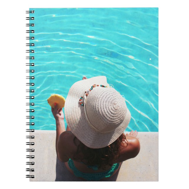 Cuaderno Mujer sentada al lado de la piscina (Frente)
