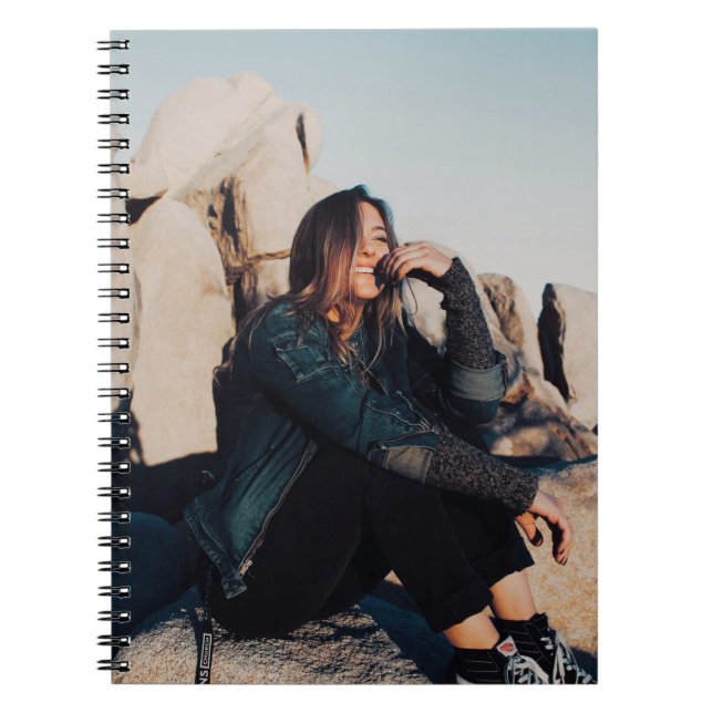 Cuaderno Mujer sentada y sonriente con pantalones negros (Frente)