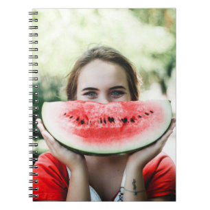 Cuaderno Mujer sosteniendo sandía en rodajas
