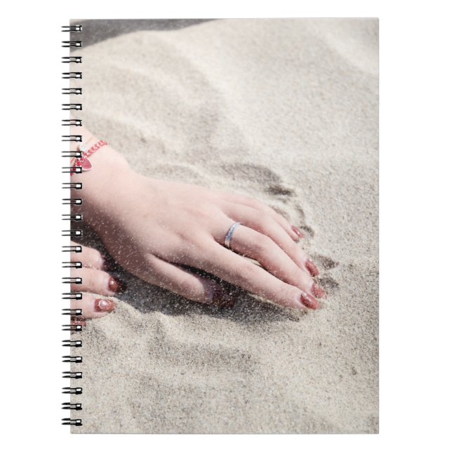 Cuaderno Mujer tendida sobre arena blanca (Frente)