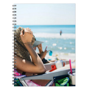 Cuaderno Mujer tirada en una tumbona cubriendo su cara con