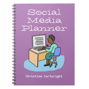 Cuaderno Mujer trabajando en redes sociales en una computad