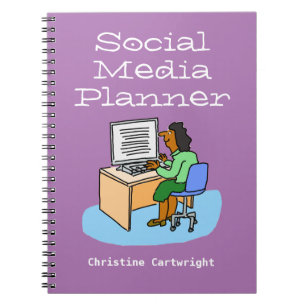 Cuaderno Mujer trabajando en redes sociales en una computad