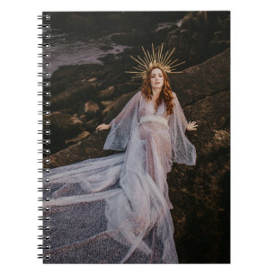 Cuaderno mujeres deslumbrantes tendiendo sobre rocas libro 