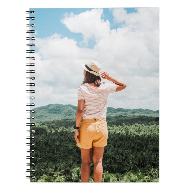 Cuaderno Mujeres paradas cerca de los árboles (Frente)