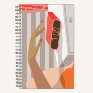 Cuaderno Mujeres presionando con la mano el botón de snooze