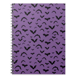 Cuaderno Murciélagos voladores sobre fondo púrpura