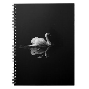 CUADERNO MUTE SWAN EN FOTOGRAFÍA DE BAJA LUZ