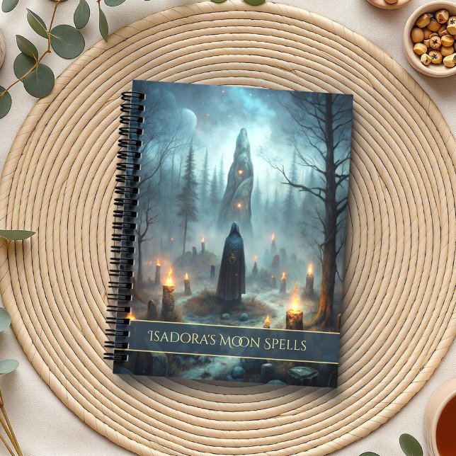Cuaderno Mystic Forest Rituals - Personalizado Witch Journa (Mystic Forest Rituals - Custom Witch Journal on a boho table with botanicals and a cup of tea)