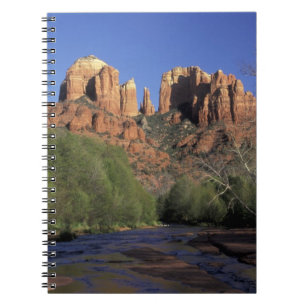Cuaderno NA, EE. UU., Arizona, Sedona. Cathedral Rock y Oak