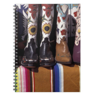 Cuaderno NA, EE. UU., Nuevo México, Santa Fe. Botas de vaqu